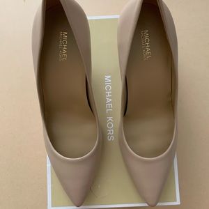 Light blush leather Micheal Kors heel shoes